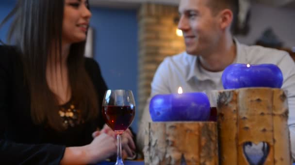 Amor casal sentado a uma mesa e beber vinho — Vídeo de Stock