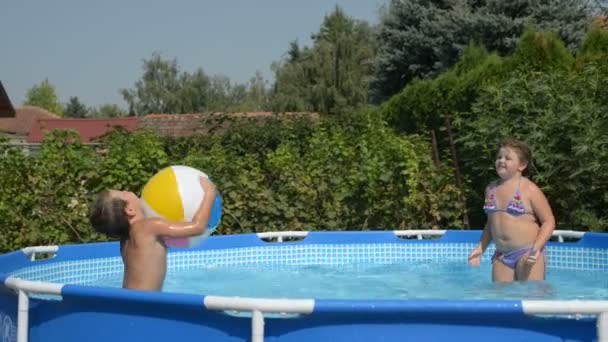 Crianças brincando na piscina — Vídeo de Stock