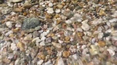Güneşli plaj çakıl