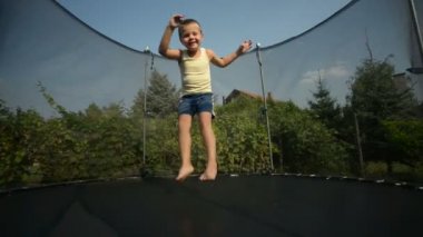 Çocuk zevk trambolin üzerinde atlama