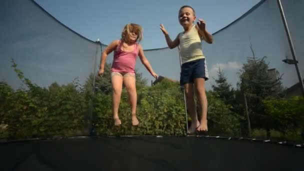 Los niños disfrutan saltar en el trampolín — Vídeos de Stock