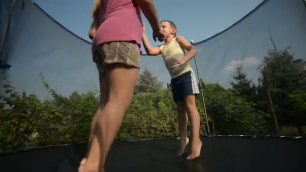 Los niños disfrutan saltar en el trampolín — Vídeo de stock