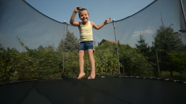 Rapaz gosta de saltar no trampolim — Vídeo de Stock