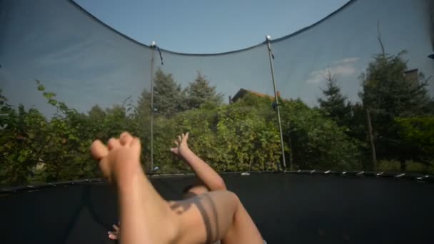 Jongen genieten van springen op de trampoline — Stockvideo