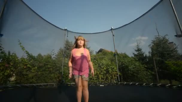 Chica feliz saltando en el trampolín — Vídeos de Stock