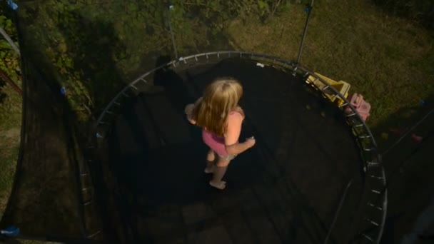 Lykkelig jente hopper i trampoline – stockvideo