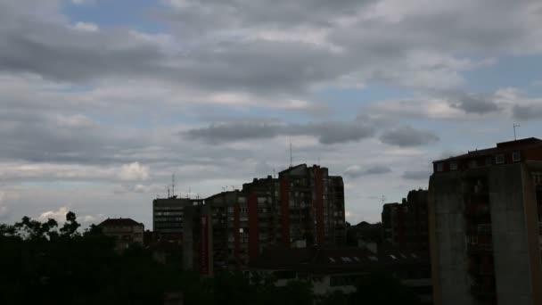 Poruszające się chmury nad budynku — Wideo stockowe