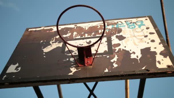 Campo de deportes abandonado — Vídeo de stock