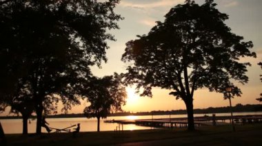 Sunse Bahçesi hızıyla genç insanlar