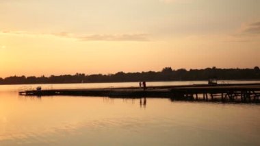 Genç insanlar iskele yürüyüş