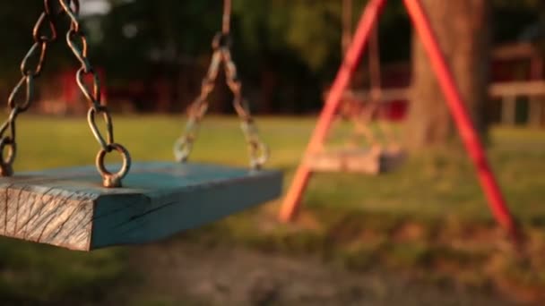 Empty swing at the playground — Stock Video