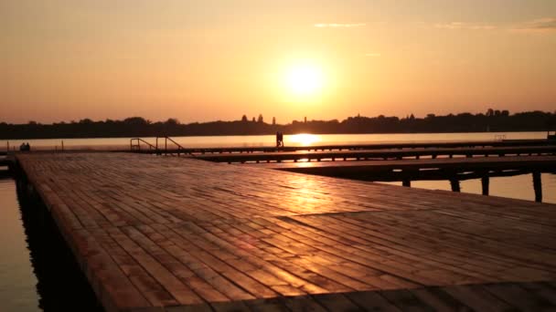 Young people walking down the pier — Stock Video