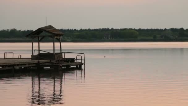 Пірс на тихому озері — стокове відео