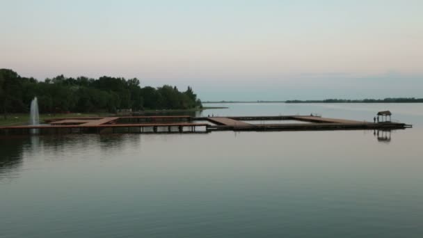 Pier em um lago tranquilo — Vídeo de Stock