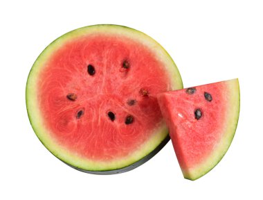 Taze kırmızı karpuz dilimleri ya da parçalar ve kesme yolu ile yarı izole edilmiş, beyaz arkaplanda gölge yok.