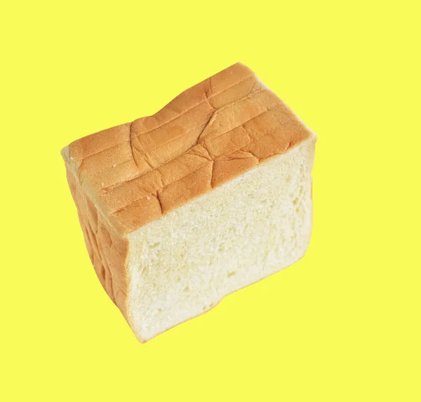 トースト小麦パンやクリッピングパスで隔離されたスライスしたサンドイッチパン 黄色の背景に影はありません — ストック写真