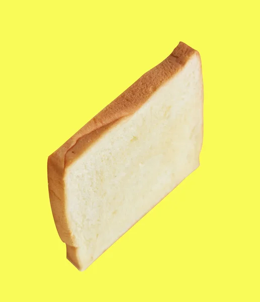 烤小麦面包或切片三明治面包 与切割路径隔离 黄底无阴影 — 图库照片