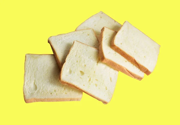 烤小麦面包或切片三明治面包 与切割路径隔离 黄底无阴影 — 图库照片