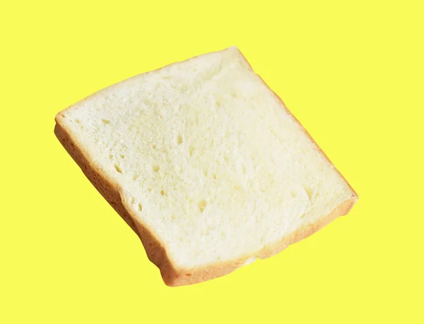 Tost ekmeği ya da dilimlenmiş sandviç kesme yolu ile izole edilmiş ekmek, sarı arka planda gölge yok.