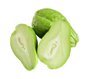 Kırpma yolu ile izole edilmiş taze chayote (Sechium edule), beyaz arka planda gölge yok, sebze ve meyve