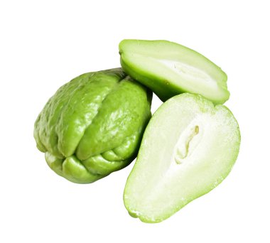 Kırpma yolu ile izole edilmiş taze chayote (Sechium edule), beyaz arka planda gölge yok, sebze ve meyve