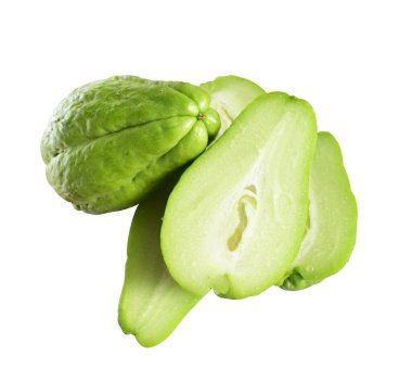 Kırpma yolu ile izole edilmiş taze chayote (Sechium edule), beyaz arka planda gölge yok, sebze ve meyve
