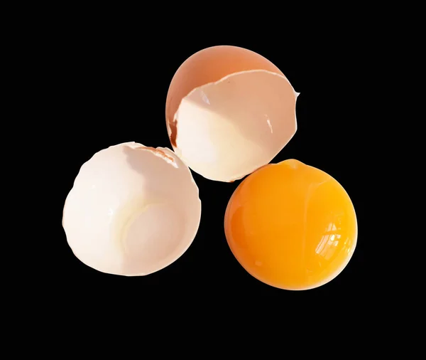 真正的鸡蛋 褐色的半碎蛋 蛋黄与切割路径 没有阴影在黑色背景 — 图库照片