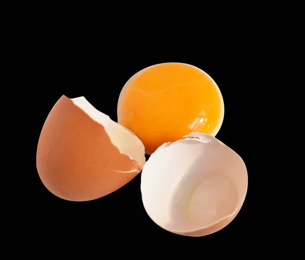 本当の鶏の卵 茶色の半分の壊れた卵 クリッピングパスを持つ卵の黄身 黒の背景に影はありません — ストック写真