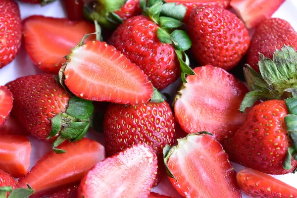 Fresas Aisladas Fondo Plato Blanco Rodajas Frescas Trozos Media Fruta — Foto de Stock