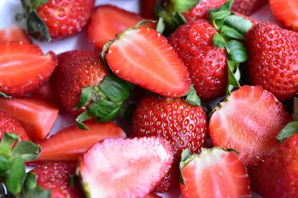 Morangos Isolados Fundo Prato Branco Fatias Frescas Pedaços Metade Morango — Fotografia de Stock