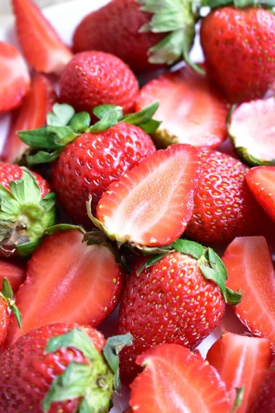 Fraises Isolées Dans Fond Plat Blanc Tranches Fraîches Morceaux Demi — Photo