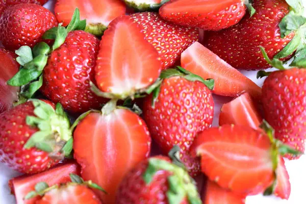 Morangos Isolados Fundo Prato Branco Fatias Frescas Pedaços Metade Morango — Fotografia de Stock