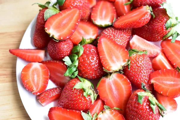 Fresas Aisladas Fondo Plato Blanco Rodajas Frescas Trozos Media Fruta — Foto de Stock