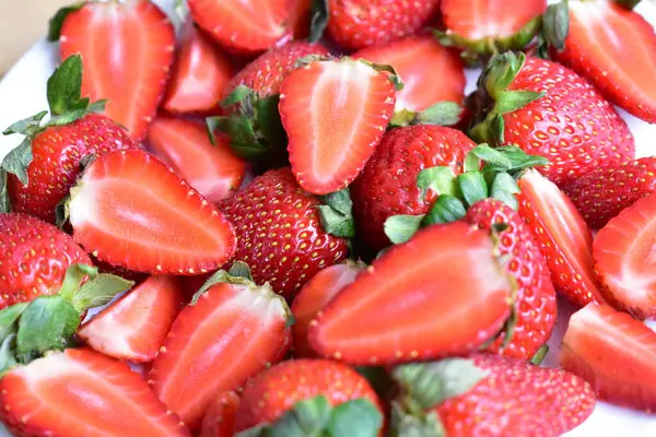 Fresas Aisladas Fondo Plato Blanco Rodajas Frescas Trozos Media Fruta — Foto de Stock