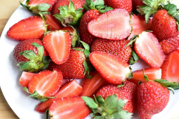 Fresas Aisladas Fondo Plato Blanco Rodajas Frescas Trozos Media Fruta — Foto de Stock