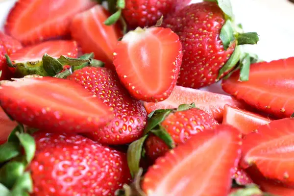 Morangos Isolados Fundo Prato Branco Fatias Frescas Pedaços Metade Morango — Fotografia de Stock