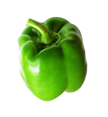 Taze yeşil dolmalık biberler siyah arka planda kırpma yolu ile izole edilmiş, gölgesi yok.