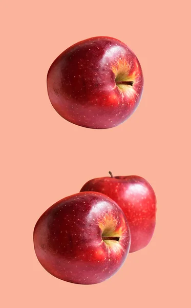 แอปเป แดงแยกด วยเส นทางการต ดในพ นหล ขาวไม เงาผลไม — ภาพถ่ายสต็อก