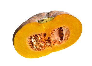 Dilimlenmiş balkabağı ya da balkabağı parçaları beyaz arka planda kırpma yolu var, gölgesi yok