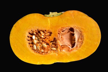 Dilimlenmiş balkabağı ya da balkabağı parçaları beyaz arka planda kırpma yolu var, gölgesi yok