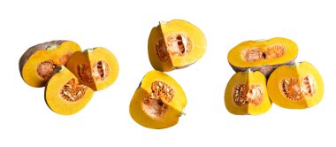 Dilimlenmiş balkabağı ya da balkabağı parçaları beyaz arka planda kırpma yolu var, gölgesi yok