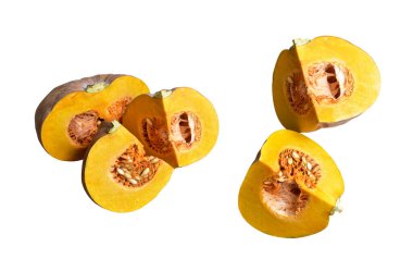 Dilimlenmiş balkabağı ya da balkabağı parçaları beyaz arka planda kırpma yolu var, gölgesi yok