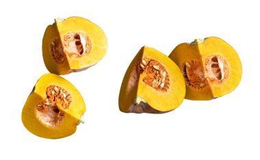 Dilimlenmiş balkabağı ya da balkabağı parçaları beyaz arka planda kırpma yolu var, gölgesi yok