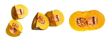 Dilimlenmiş balkabağı ya da balkabağı parçaları beyaz arka planda kırpma yolu var, gölgesi yok