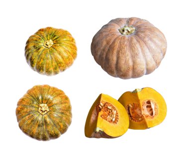 Dilimlenmiş balkabağı ya da balkabağı parçaları beyaz arka planda kırpma yolu var, gölgesi yok