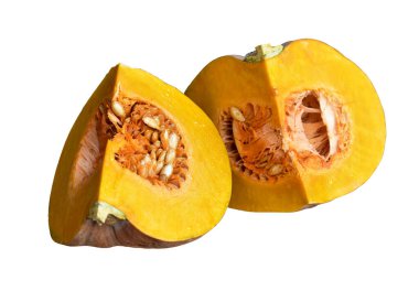 Dilimlenmiş balkabağı ya da balkabağı parçaları beyaz arka planda kırpma yolu var, gölgesi yok