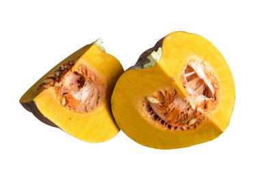 Dilimlenmiş balkabağı ya da balkabağı parçaları beyaz arka planda kırpma yolu var, gölgesi yok