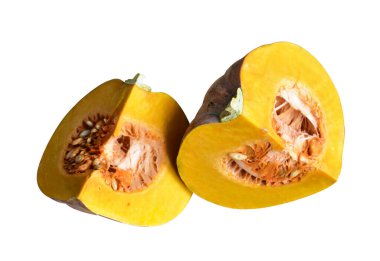 Dilimlenmiş balkabağı ya da balkabağı parçaları beyaz arka planda kırpma yolu var, gölgesi yok