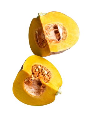 Dilimlenmiş balkabağı ya da balkabağı parçaları beyaz arka planda kırpma yolu var, gölgesi yok