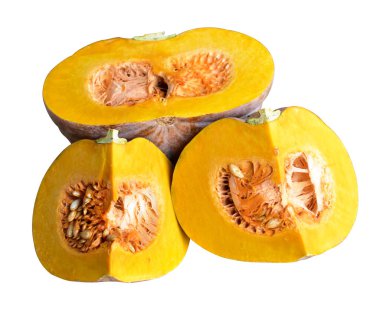 Dilimlenmiş balkabağı ya da balkabağı parçaları beyaz arka planda kırpma yolu var, gölgesi yok